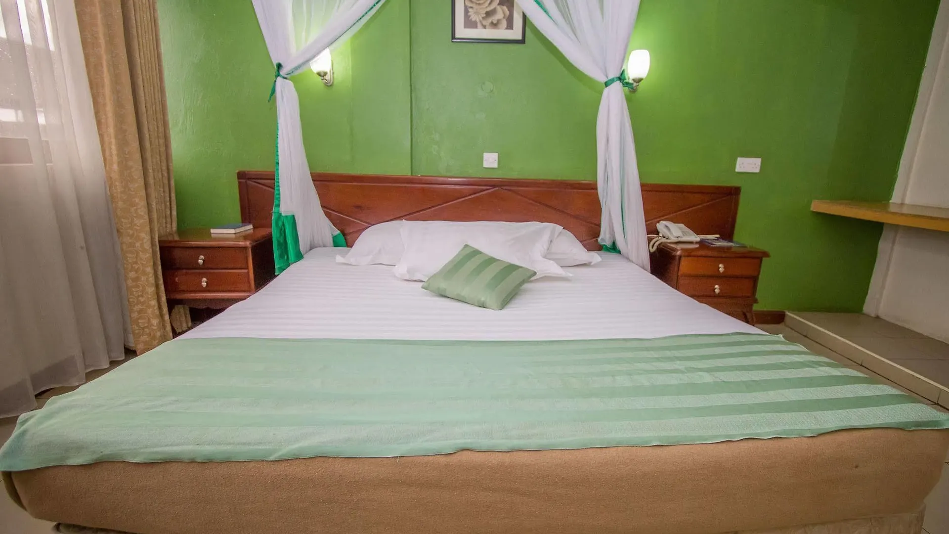 Holiday Express Hotel Kampala 3*,