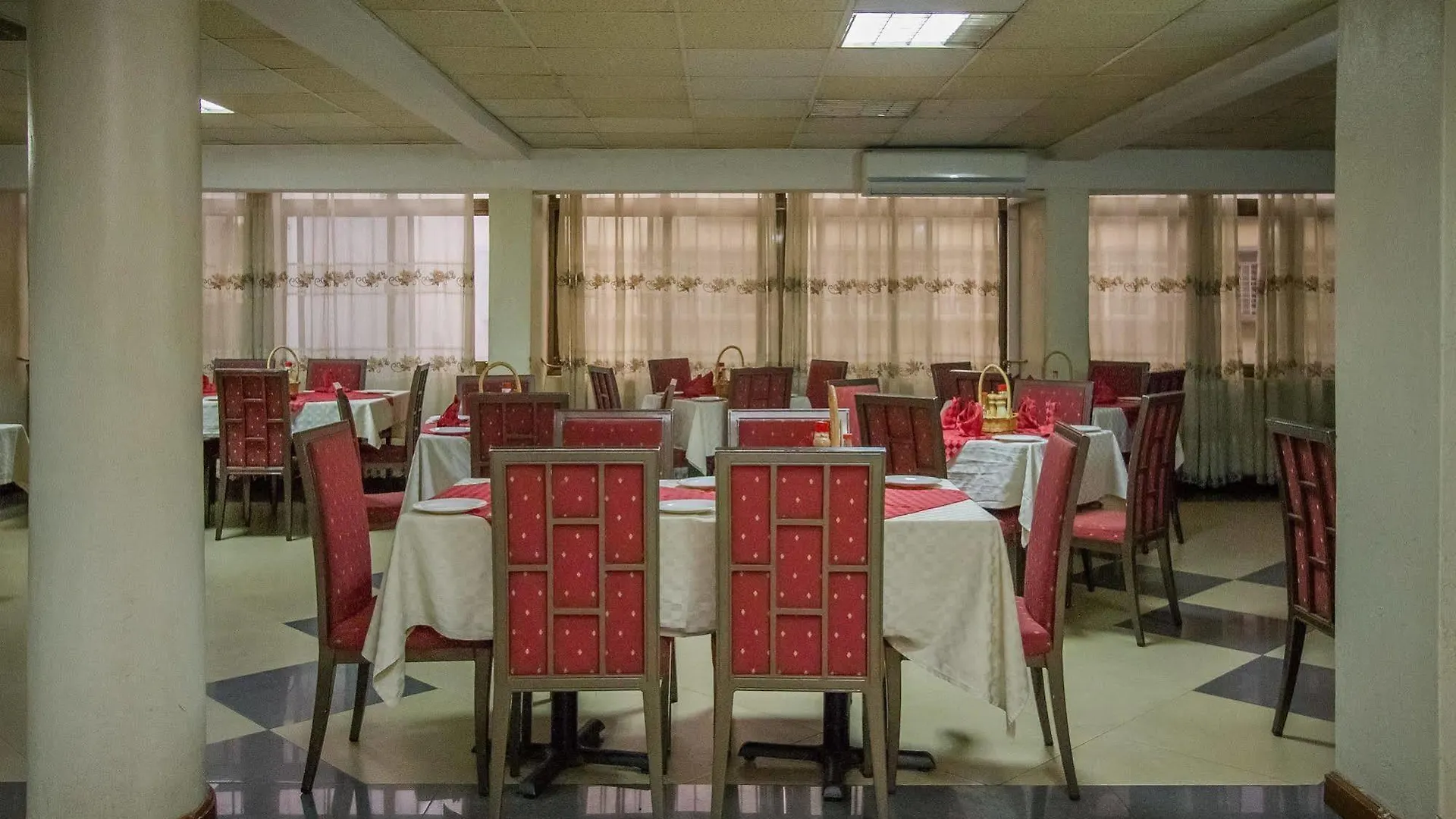 Holiday Express Hotel Kampala 3*,